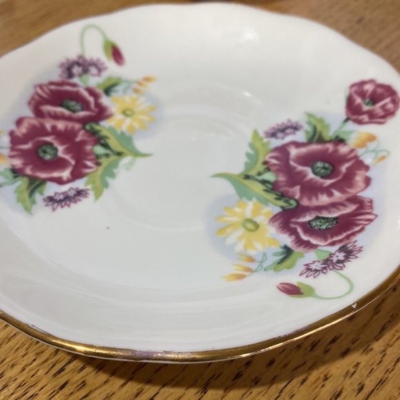 Crown Ceramics Ltd. India Fine bone China Teacup and saucer. Floral w gold trim - Picture 7 of 10